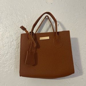 Tiny tote bag. Also has the straps inside to make into crossbody